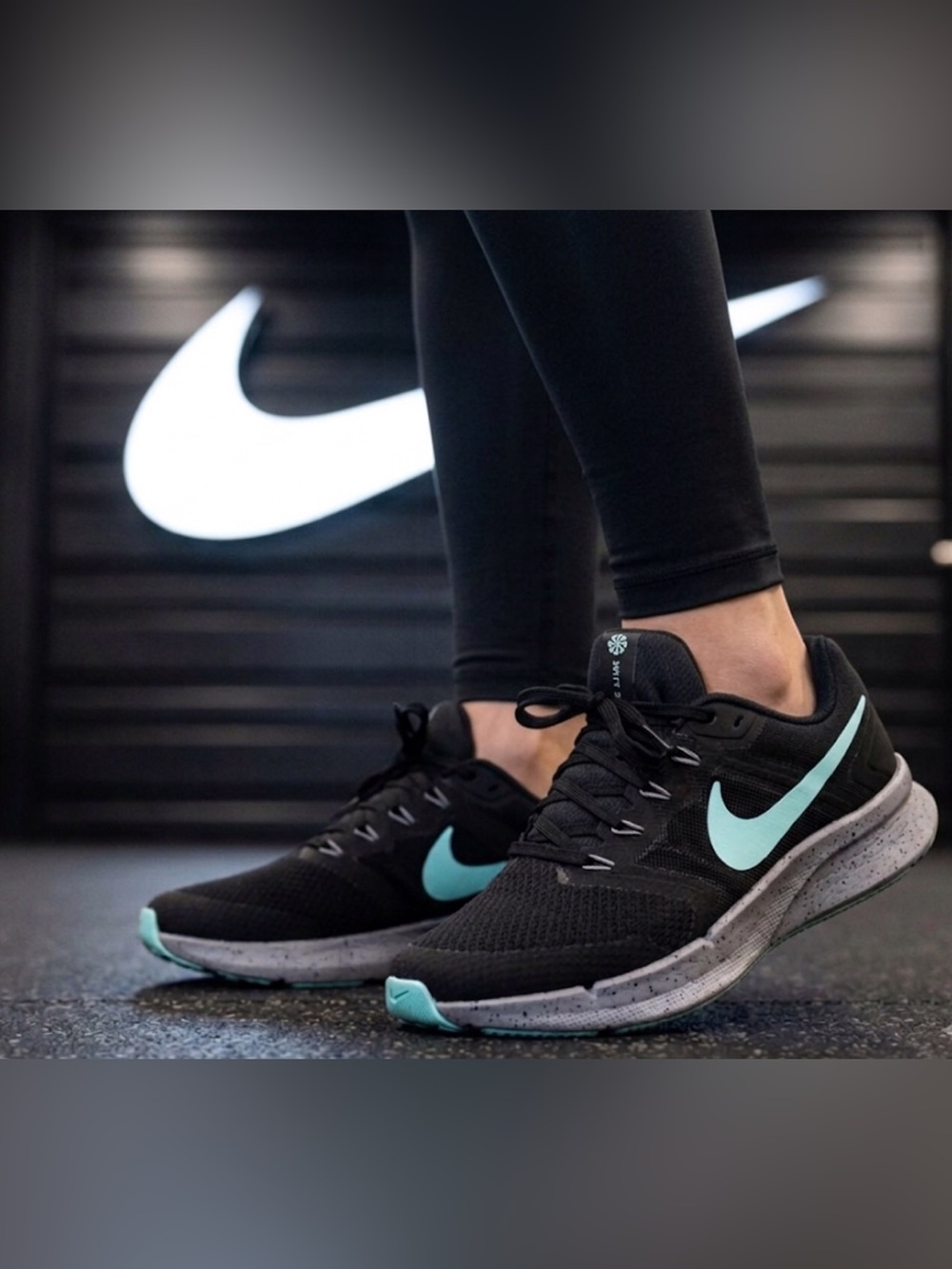 Authentic Nike signature designer sneakers sz 8.5 women’s